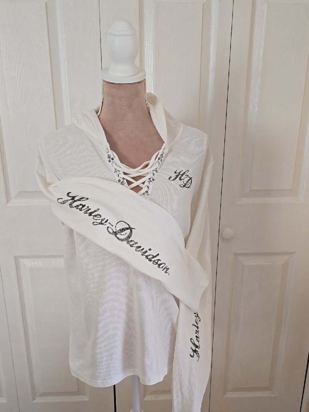 Womens XL Harley DavidsonWhite Lace-Up Hooded Long Sleeve Top with Script Detail - Picture 2 of 10